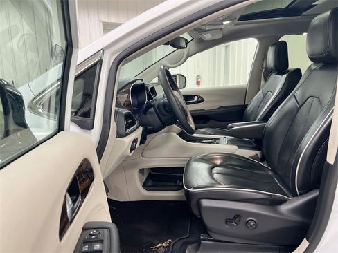 Used 2024 Chrysler Pacifica Limited image 21