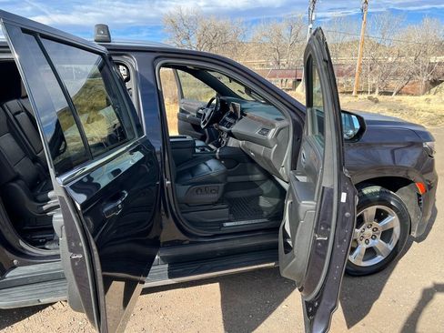 Used 2022 Chevrolet Suburban LT image 9