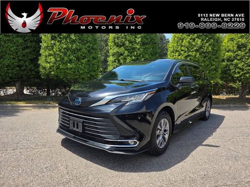 Used 2021 Toyota Sienna XLE FWD image 1