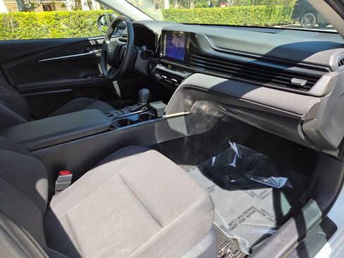 Used 2025 Toyota Camry LE image 9