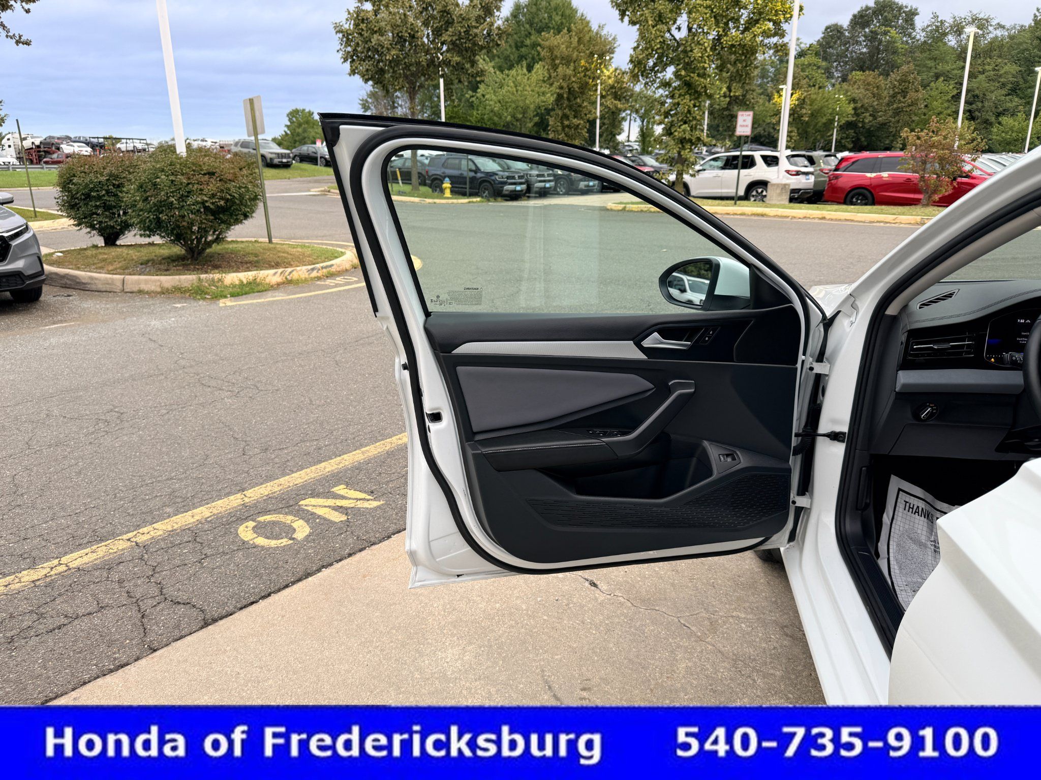 Used 2025 Volkswagen Jetta SE FWD image 15
