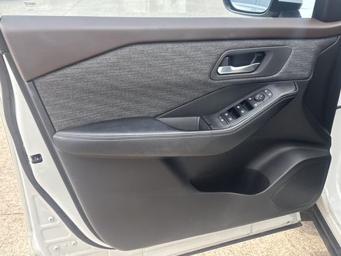 Used 2021 Nissan Rogue SV FWD image 3