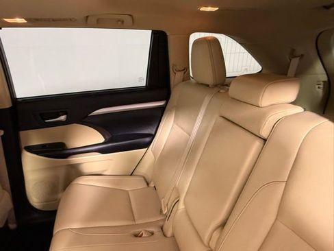 Used 2019 Toyota Highlander XLE FWD image 38