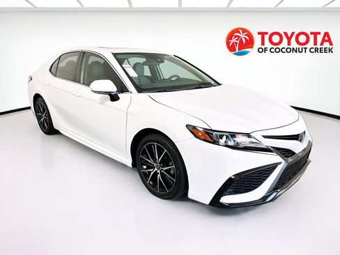 Used 2023 Toyota Camry SE FWD image 1