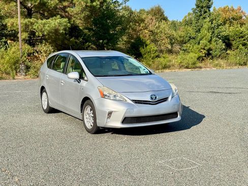 Used 2014 Toyota Prius V Two image 2