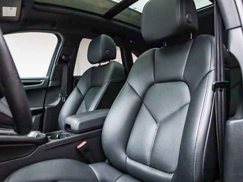 Certified 2025 Porsche Macan AWD/4WD image 5