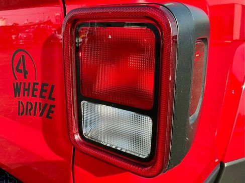 Used 2022 Jeep Gladiator Sport AWD/4WD image 16
