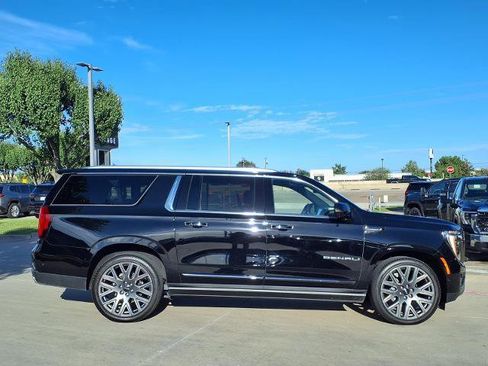 Used 2025 GMC Yukon XL Denali Ultimate w/ LPO, Illumination Package AWD/4WD image 2