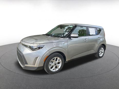 Used 2025 Kia Soul LX w/ LX Technology Package FWD image 4