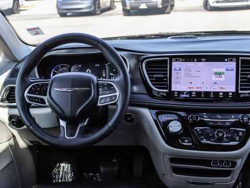 Used 2024 Chrysler Pacifica Limited FWD image 12