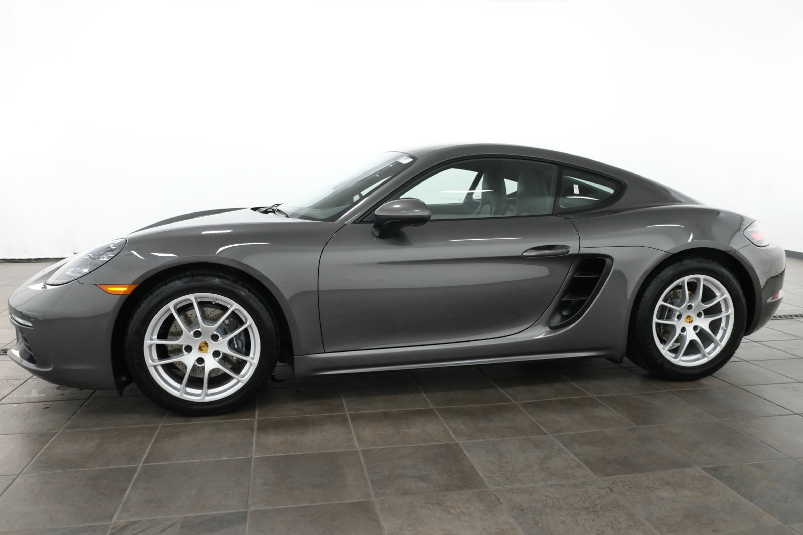 Used 2021 Porsche 718 Cayman RWD image 3