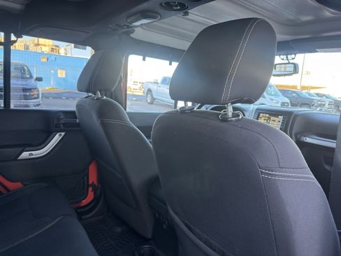 Used 2015 Jeep Wrangler Unlimited Rubicon w/ Connectivity Group image 17