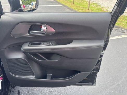 New 2025 Chrysler Voyager LX image 9