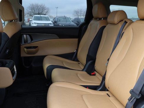 Used 2022 Kia Carnival LX image 18