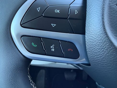 Used 2024 Chrysler Pacifica Touring-L FWD image 19
