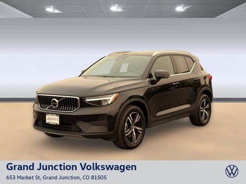 Used 2025 Volvo XC40 B5 Core AWD/4WD image 1