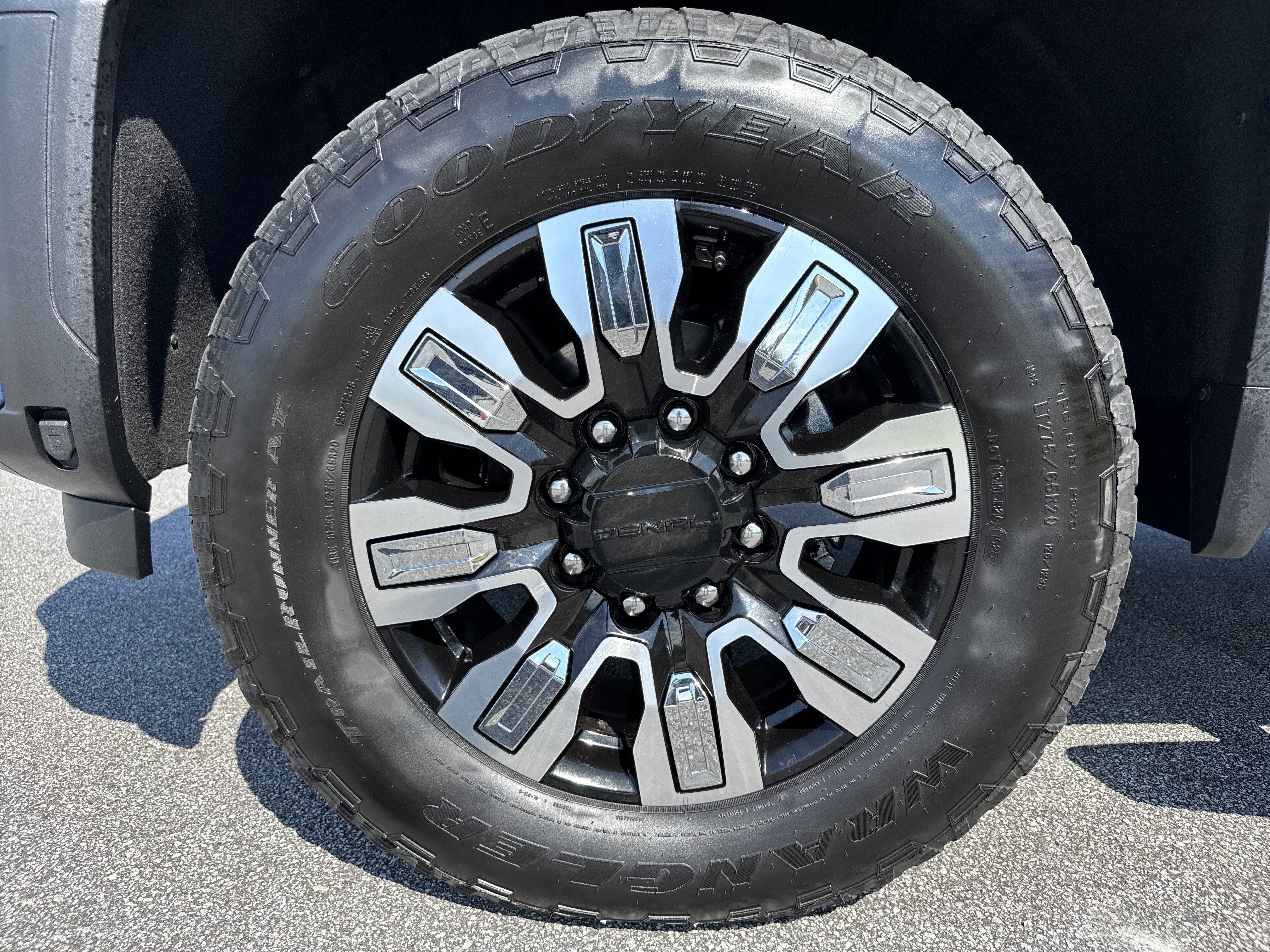 Used 2025 GMC Sierra 2500 Denali w/ Denali Reserve Package AWD/4WD image 13
