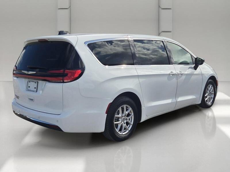 Used 2024 Chrysler Pacifica Touring-L FWD image 5