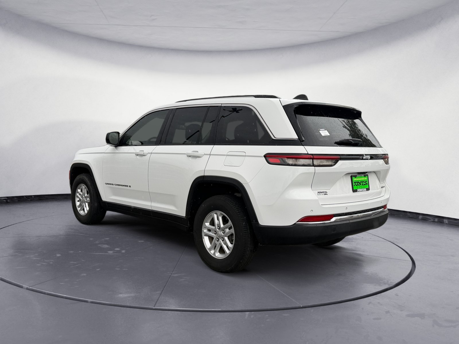 Used 2023 Jeep Grand Cherokee Laredo RWD image 4
