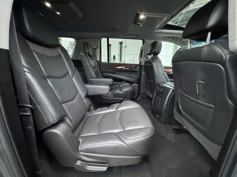 Used 2018 Cadillac Escalade ESV Luxury image 29