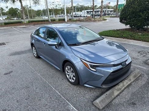 Used 2023 Toyota Corolla LE image 3