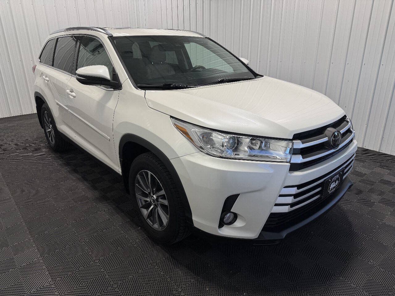 Used 2019 Toyota Highlander XLE AWD/4WD image 2