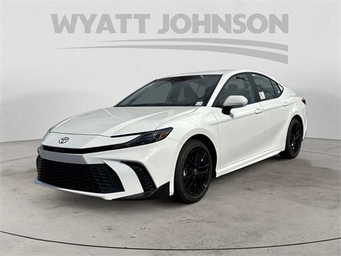 Used 2025 Toyota Camry SE image 1
