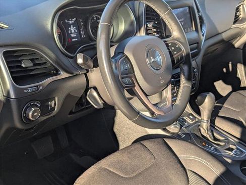 Used 2019 Jeep Cherokee Latitude w/ Cold Weather Group image 10