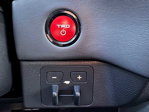 Used 2025 Toyota Sequoia Platinum image 32