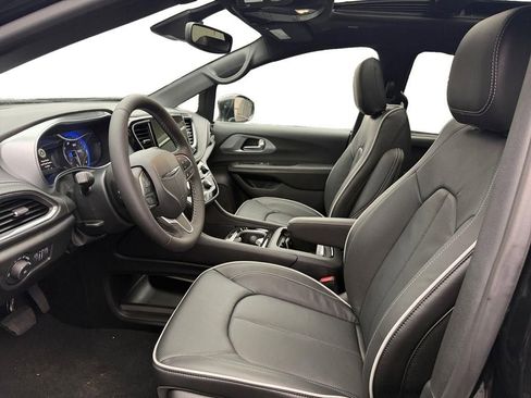 New 2026 Chrysler Pacifica Limited image 9