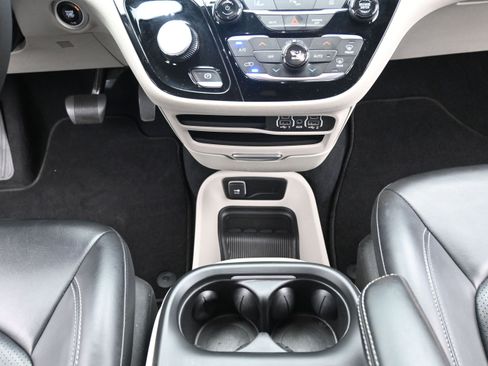 Used 2023 Chrysler Pacifica Touring-L FWD image 19