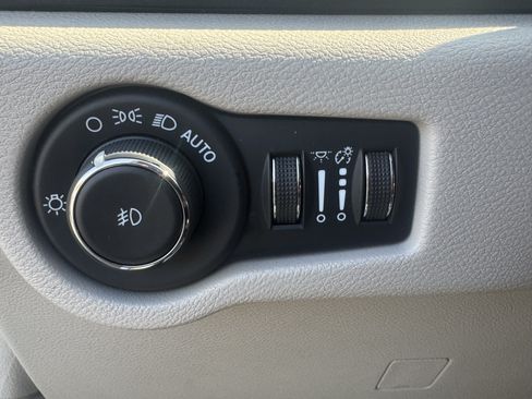 Used 2023 Chrysler Pacifica Touring-L FWD image 27