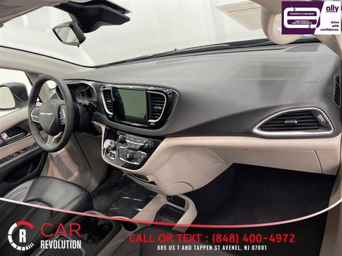 Used 2023 Chrysler Pacifica Touring-L FWD image 50