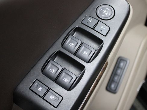 Used 2016 Chevrolet Suburban LT image 17