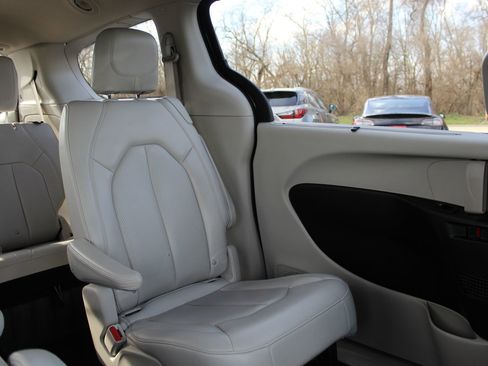 Used 2021 Chrysler Voyager Lxi FWD image 14