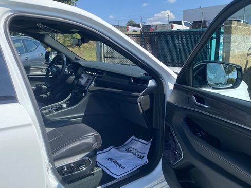 Used 2023 Jeep Grand Cherokee Overland w/ Advanced Protech Group III image 29