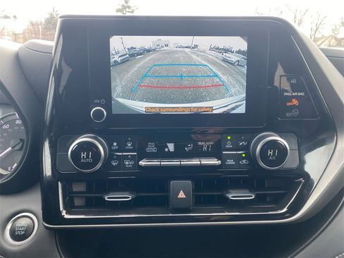 Used 2024 Toyota Highlander LE image 25