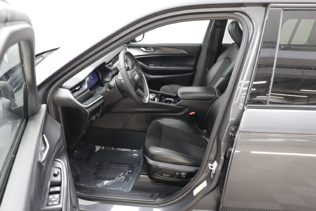 Used 2023 Jeep Grand Cherokee L Altitude AWD/4WD image 6