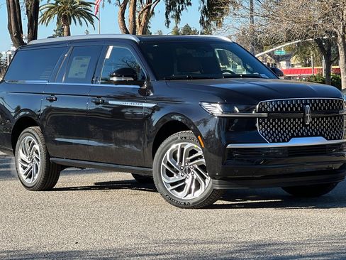 New 2026 Lincoln Navigator L Reserve AWD/4WD image 2