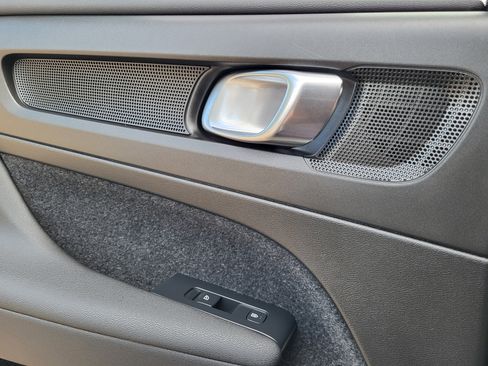 Used 2023 Volvo XC40 B5 Core image 10