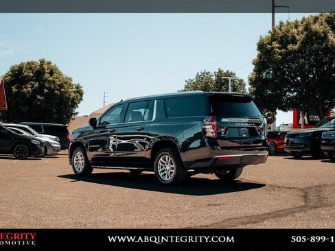 Used 2024 Chevrolet Suburban LT RWD image 5