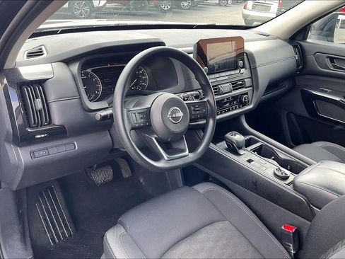 Used 2023 Nissan Pathfinder S image 5