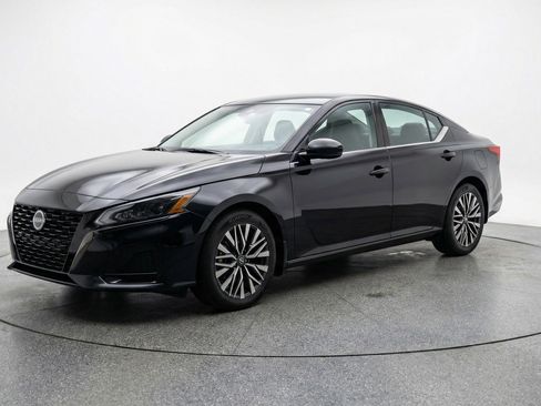 Used 2025 Nissan Altima 2.5 SV image 3