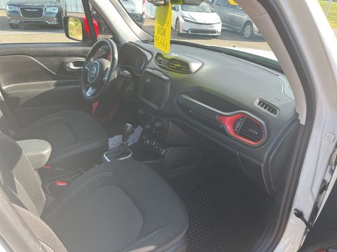 Used 2023 Jeep Renegade Latitude w/ Sun/Sound Group AWD/4WD image 18