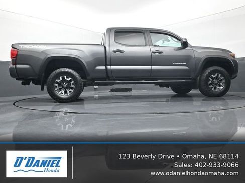 Used 2018 Toyota Tacoma TRD Off-Road w/ Technology Package AWD/4WD image 13
