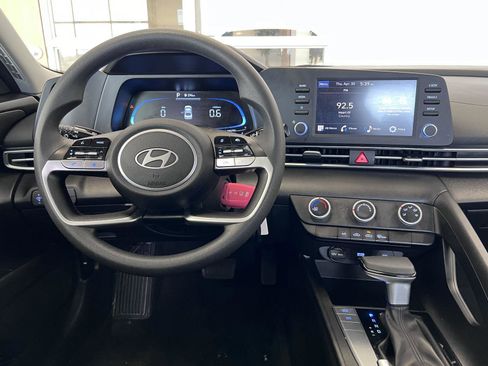 Used 2024 Hyundai Elantra SE FWD image 6