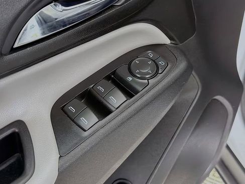 Used 2018 Chevrolet Equinox LT FWD image 18