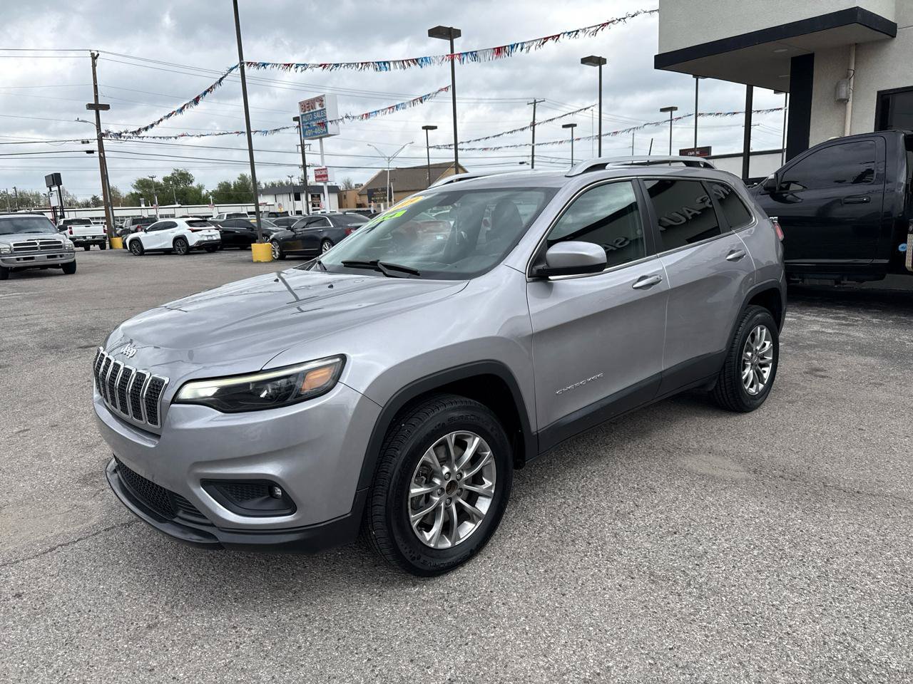 Used 2019 Jeep Cherokee Latitude Plus AWD/4WD image 2