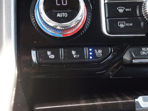 Used 2022 GMC Yukon XL Denali RWD image 9
