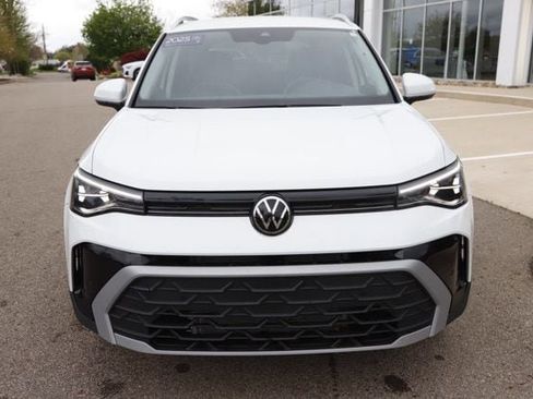 Used 2025 Volkswagen Taos SE w/ Black Wheel Package FWD image 9